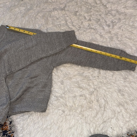 H&M Divided Women’s Cropped Hi-Lo Grey Crewneck Sweater | Size: XS - Picture 7 of 12